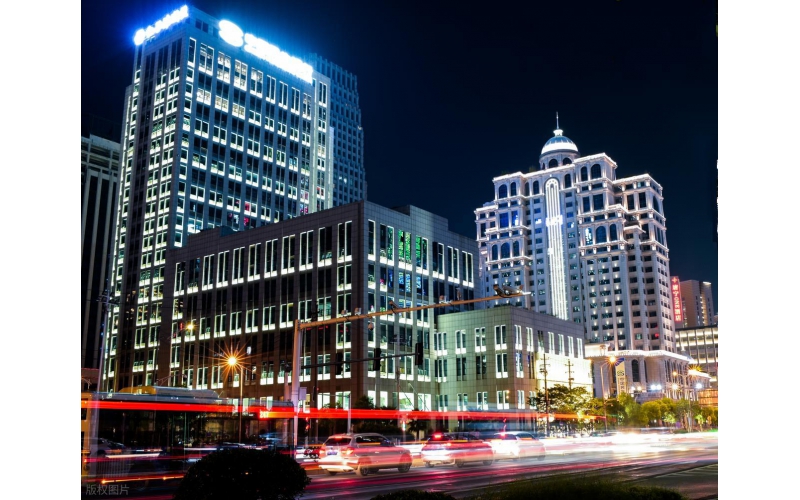 樓體為紙，光影為墨 —— 山東原實(shí)科技點(diǎn)亮齊魯建筑夜間新風(fēng)采